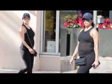 VIDEO : Eva Longoria shows off baby bump in Miami
