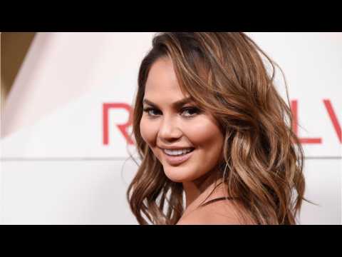 VIDEO : Chrissy Teigen Shares The Troubles Of Flying While Pregnant