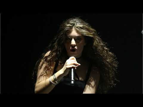 VIDEO : Lorde Caves To Pressure