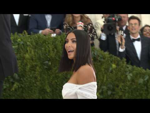 VIDEO : Kim Kardashian se débarrasse enfin du psoriasis!
