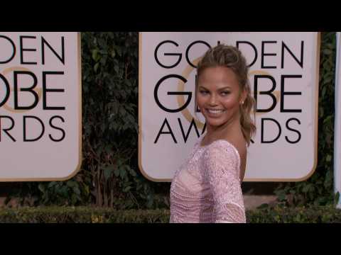 VIDEO : Chrissy Teigen gets trapped on a flight to nowhere