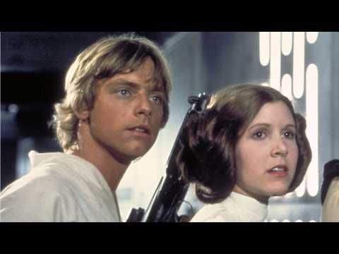 VIDEO : Mark Hamill Pays Tribute to Carrie Fisher One Year After Her Death