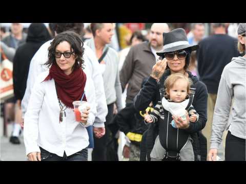 VIDEO : ?Roseanne? Star Sara Gilbert: Why Her New TV Son Wears Dresses