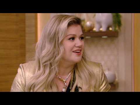 VIDEO : Kelly Clarkson Has Fangirl Moment With Meryl Streep At Golden Globes