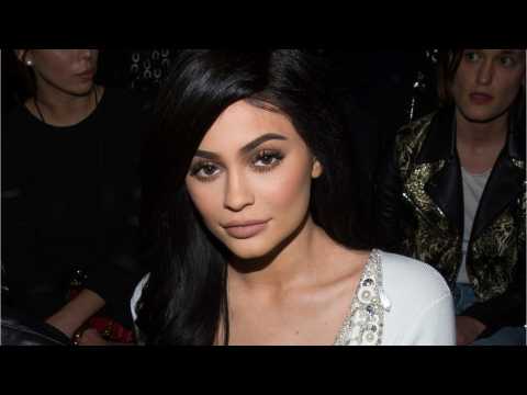 VIDEO : Is Kylie Jenner Announcing Her Pregnancy on KUWTK?