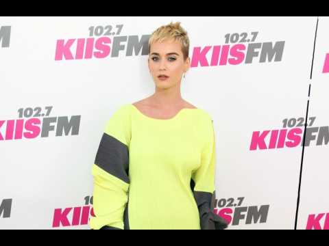 VIDEO : Katy Perry 'walking a tightrope'