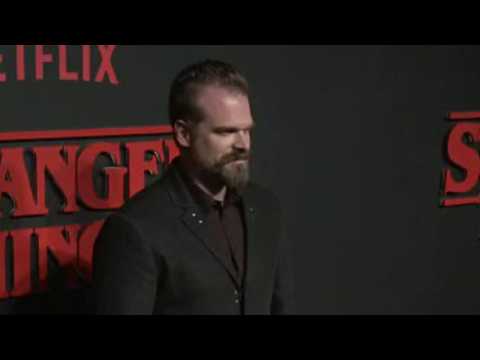 VIDEO : David Harbour Makes Good On Twitter Bet?