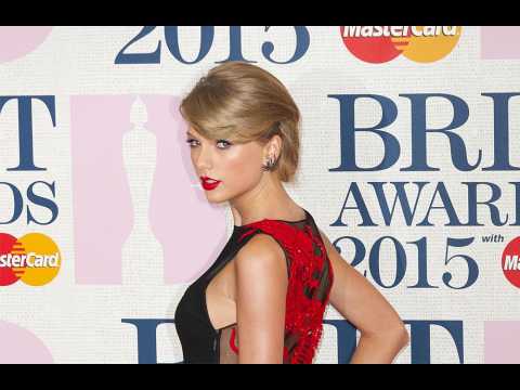 VIDEO : Taylor Swift kept unreleased music secret on music video set