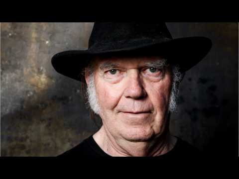 VIDEO : Neil Young To Star In Daryl Hannah-Directed Western Film