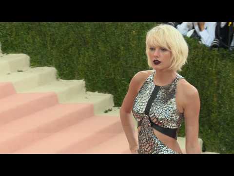 VIDEO : Taylor Swift : la police la met en garde contre un fan obsd et arm !