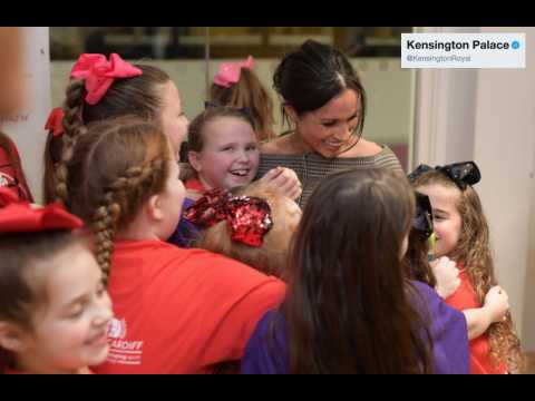 VIDEO : Meghan Markle's royal group hug