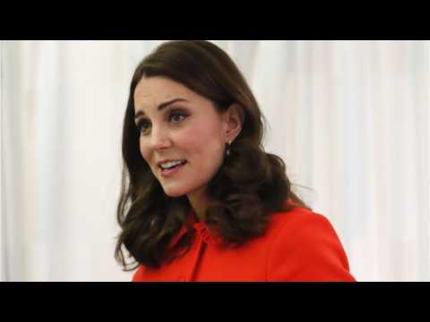 VIDEO : Kate Middleton Helped A Sick Boy In A Crowd