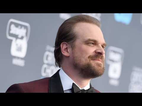 VIDEO : David Harbour Takes Twitter Challenges