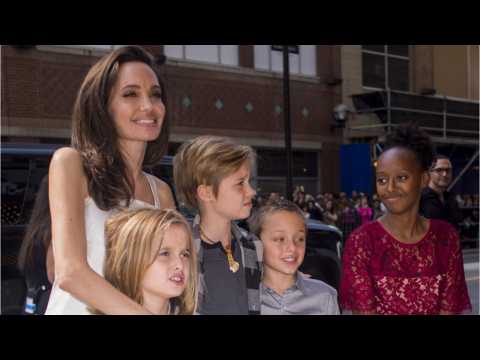 VIDEO : Angelina Jolie Poses With Daughters Shiloh, Zahara at Annie Awards