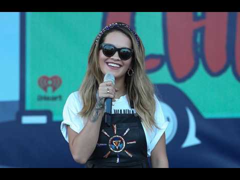 VIDEO : Rita Ora pourrait faire 'des bruits de sexe' pour une comdie musicale Cinquante Nuances