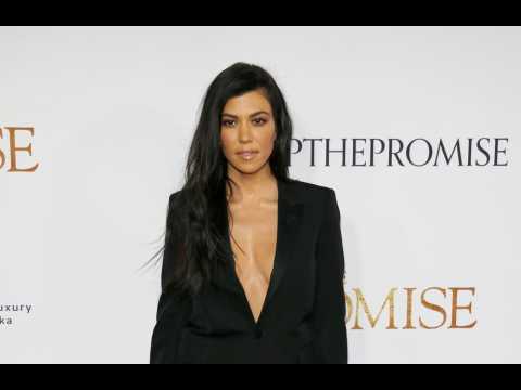 VIDEO : Kourtney Kardashian and Scott Disick stay civil