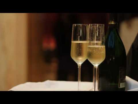 VIDEO : Champagne Bubbles Show If A Glass Is Clean