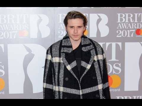 VIDEO : Brooklyn Beckham fits in in New York