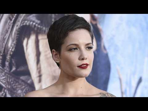 VIDEO : Halsey Debuted Short, Curly Blonde Hair