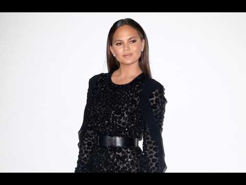 VIDEO : Chrissy Teigen boycotte Dolce et Gabbana