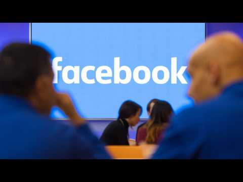 VIDEO : Facebook Grabs Live Stream Rights For Golden Globes Red Carpet Pre-Show