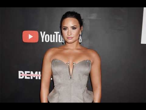 VIDEO : Demi Lovato offering therapy to fans on tour
