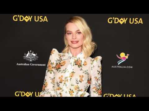 VIDEO : Margot Robbie is friends with Prince Harry but won't attend wedding