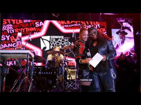 VIDEO : Missy Elliott Surprised By Janet Jackson With 'Essence' Award