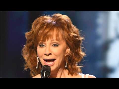 VIDEO : Reba McEntire Becomes KFC's First Female Colonel Sanders