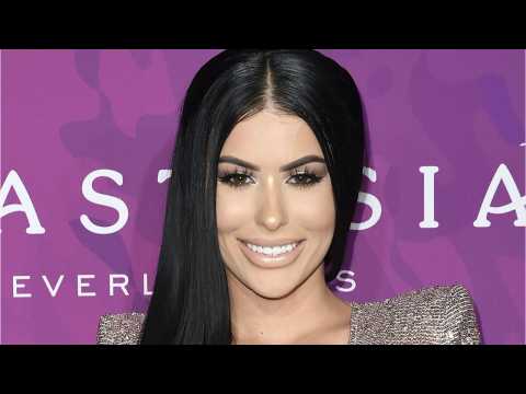 VIDEO : Anastasia Beverly Hills' New Highlighter Is Pure Gold