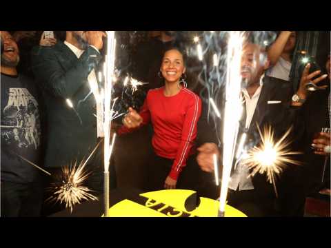 VIDEO : Alicia Keys Starts Grammy Week With A Birthday Party