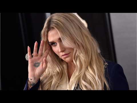 VIDEO : Kesha, Lady Gaga Wear White Roses For Time's Up