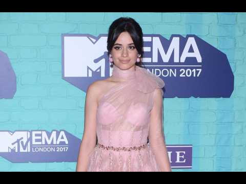 VIDEO : Camila Cabello forces herself to be social