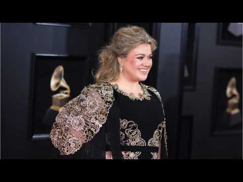 VIDEO : On Grammys Red Carpet, Kelly Clarkson Relives Meeting Meryl Streep