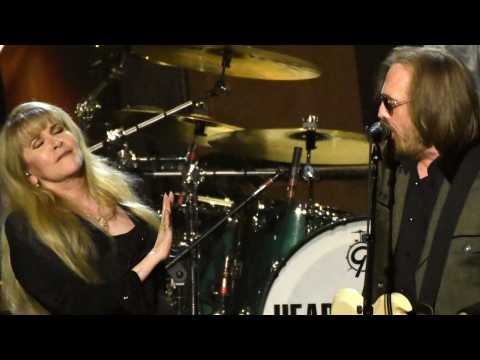 VIDEO : Stevie Nicks Honors Tom Petty