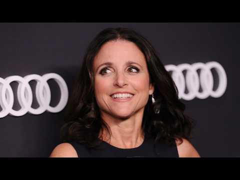 VIDEO : Julia Louis-Dreyfus? Sons Celebrate Her Last Day Of Chemo