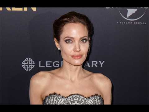 VIDEO : Angelina Jolie's daughter breaks collarbone snowboarding