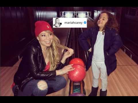 VIDEO : Mariah Carey goes bowling with son