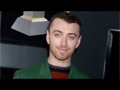 VIDEO : Sam Smith And Brandon Flynn Show Some PDA