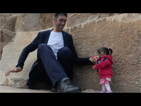 VIDEO : World's Tallest Man Spends Time With World's Shortest Woman