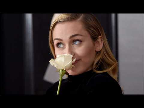 VIDEO : Grammys Red Carpet Features Many White Roses