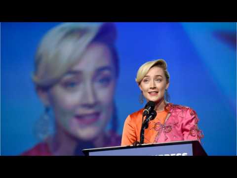VIDEO : Saoirse Ronan Reveals Her Golden Globes 2018 Outfit