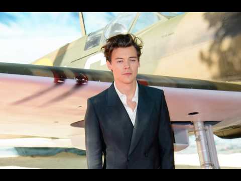 VIDEO : Harry Styles introduces Camille Rowe to family