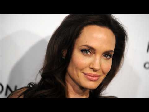 VIDEO : What Advice Does Angelina Jolie Give Her Daughters?