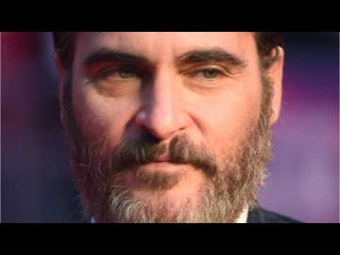 VIDEO : Joaquin Phoenix Next To As The Joker?