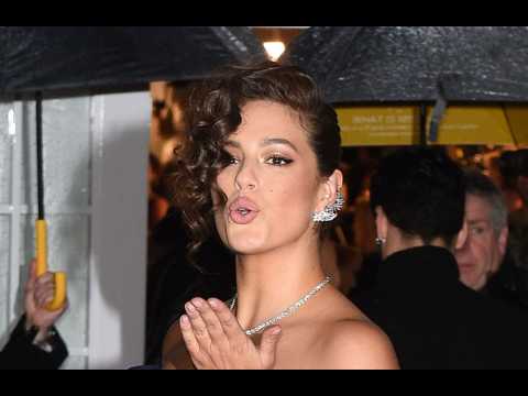 VIDEO : Ashley Graham loves to walk around naked with husband
