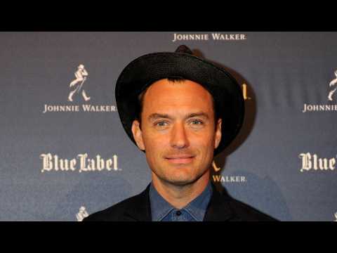 VIDEO : Jude Law's Airline Food Trick