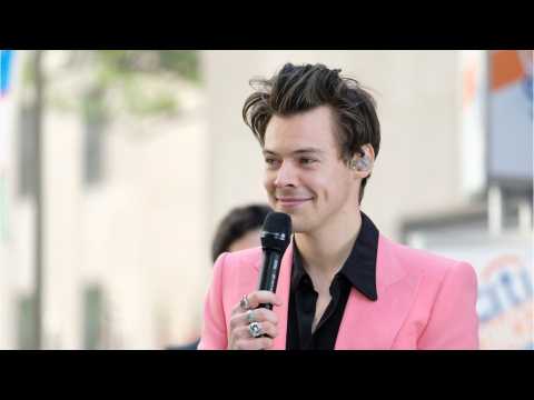 VIDEO : Harry Styles Helps A Fan Come Out