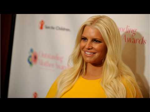 VIDEO : Jessica Simpson Sports Bright Red Hair