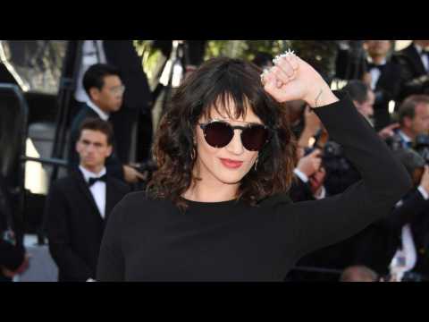 VIDEO : Asia Argento Posts Photo Of Anthony Bourdain On Instagram